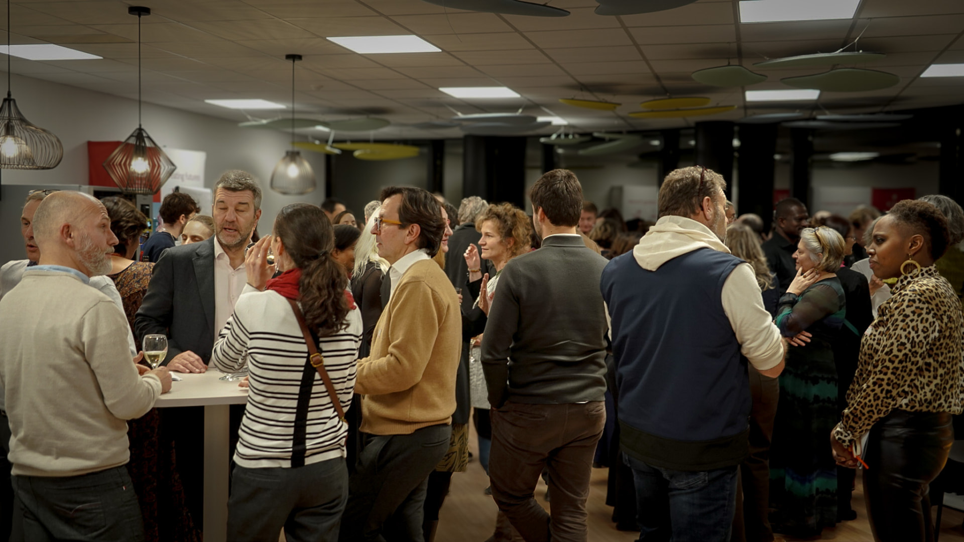 Échanges informels entre participants pendant la collation
